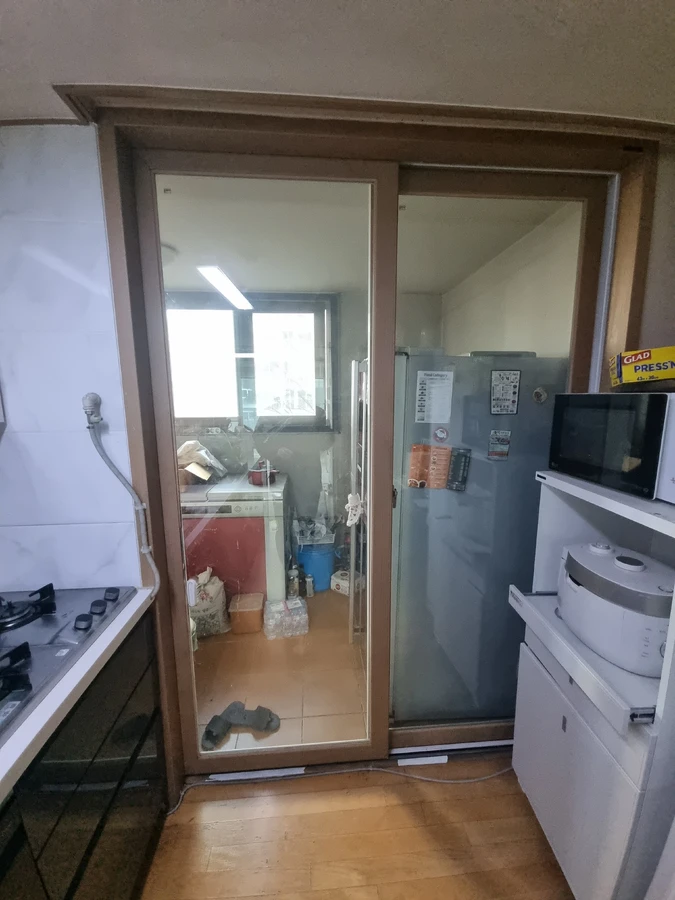 주방 다용도실 슬라이딩 도어 하단 레일 교체 경기 안양 시공 전