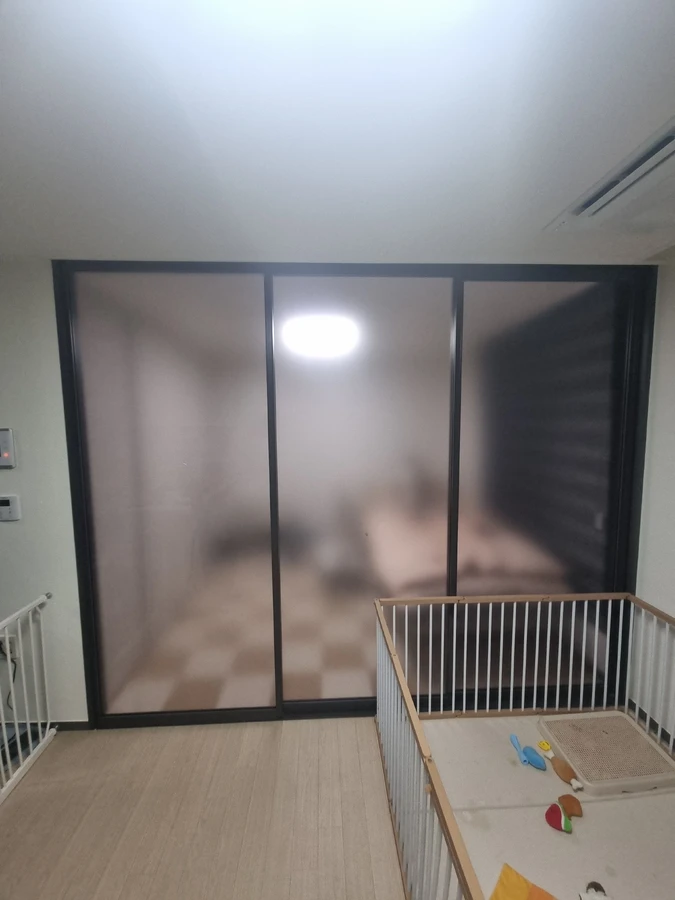 복층 공간 블랙프레임 3짝 슬라이딩 중문 상단 롤러 수리 서울 은평 시공 전